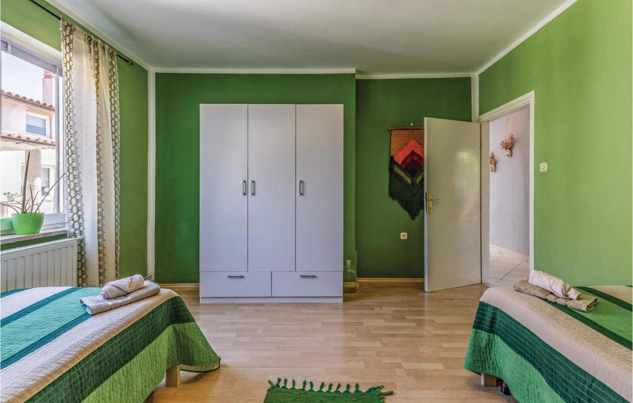 Gorgeous Apartment In Pula With Kitchen Bagian luar foto
