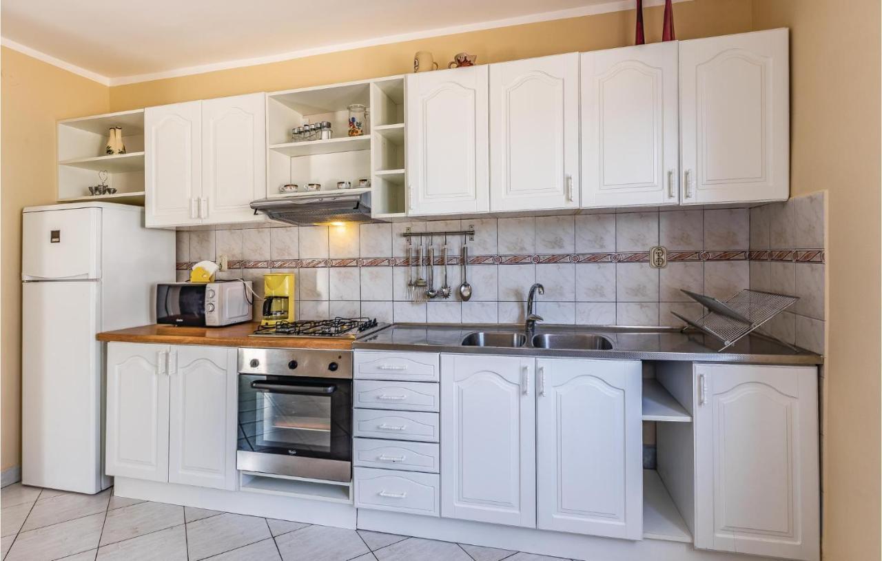 Gorgeous Apartment In Pula With Kitchen Bagian luar foto