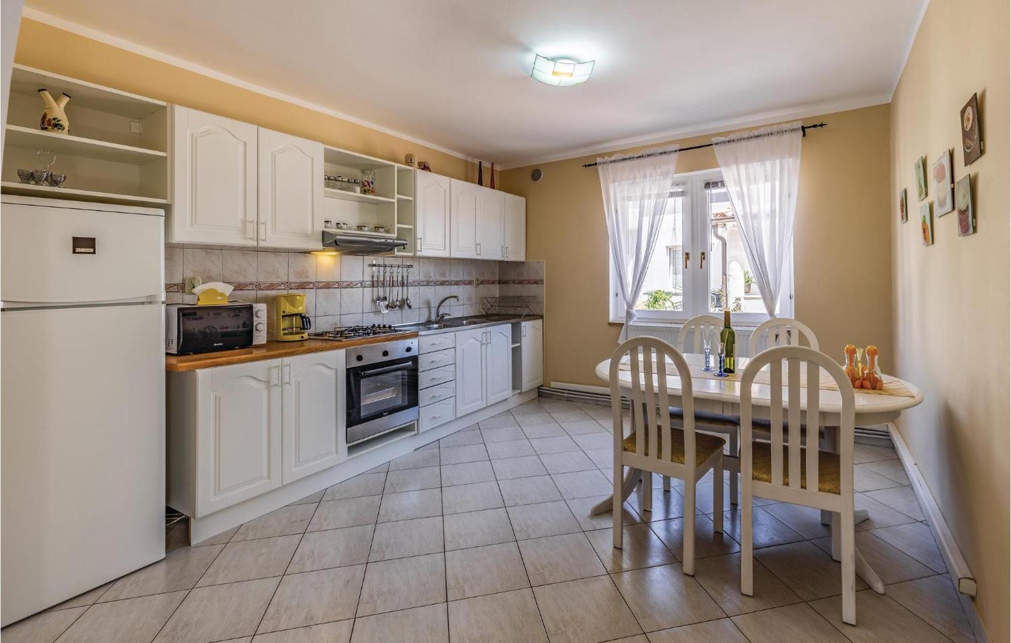 Gorgeous Apartment In Pula With Kitchen Bagian luar foto