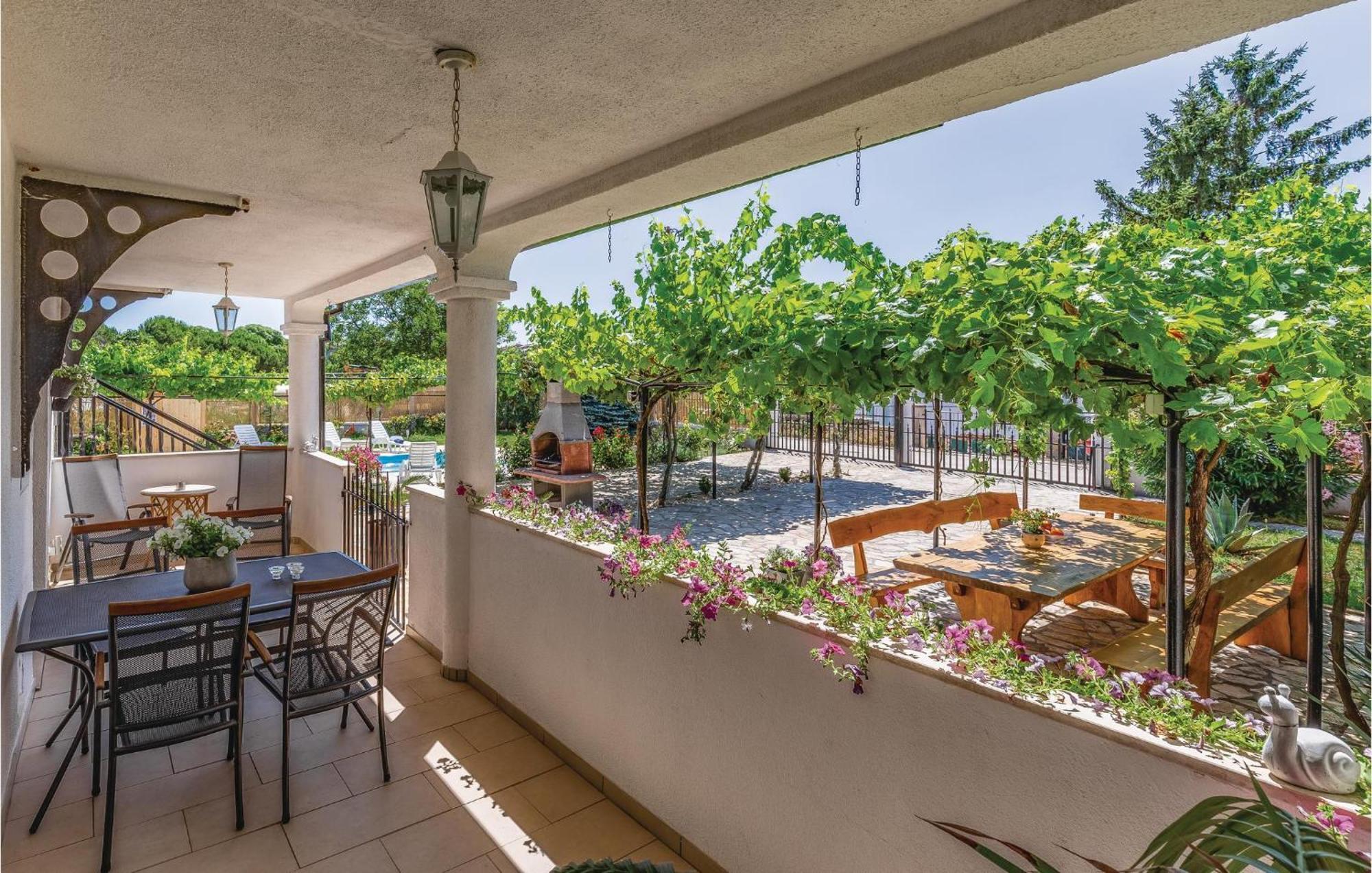 Gorgeous Apartment In Pula With Kitchen Bagian luar foto